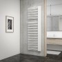 Schulte Design-Heizkörper Bologna, 181x60 cm, Alpinweiß, Version Rechts im Badezimmer.