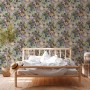 Vliestapete mit Blumen, Tieren, grün-grau, matte Oberfläche. Dekorative Tapete für Wohnräume.