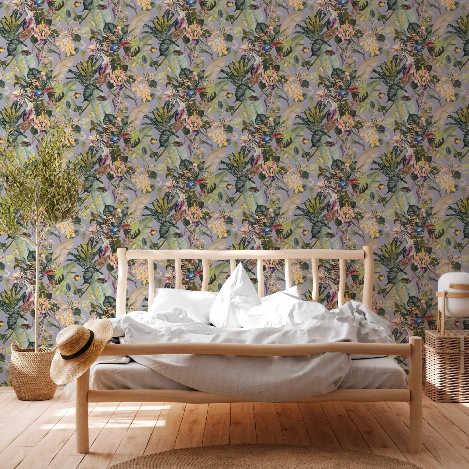 Vliestapete mit Blumen, Tieren, grün-grau, matte Oberfläche. Dekorative Tapete für Wohnräume.