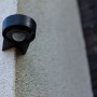 Lutec Connect Bewegungsmelder Dawny, schwarz, an einer Wand montiert.