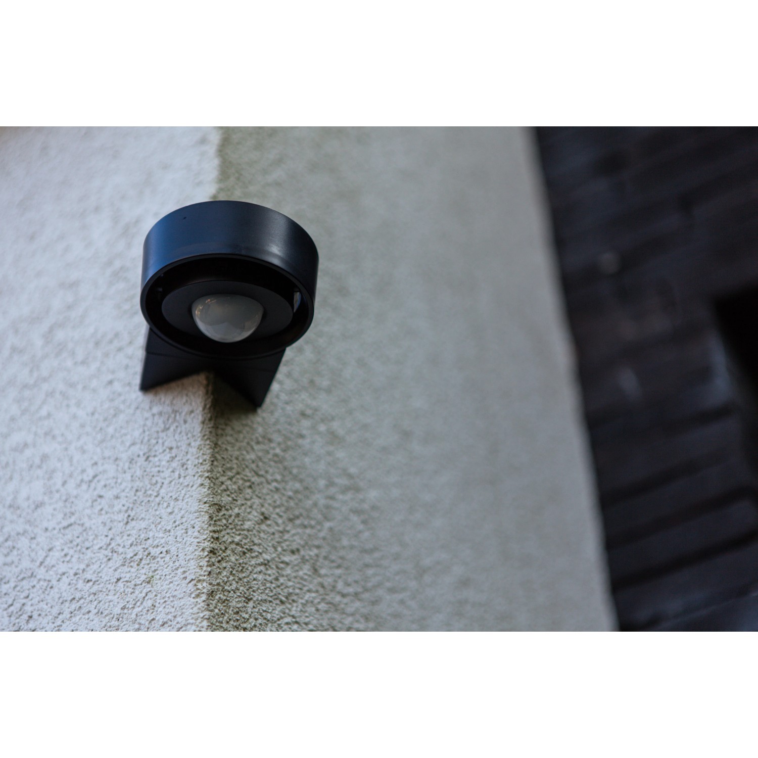Lutec Connect Bewegungsmelder Dawny, schwarz, an einer Wand montiert.