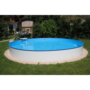 Rundes Summer Fun Stahlwand Pool-Set Bahrain, Ø 350x150 cm, mit Leiter und blauem Wasser im Garten.