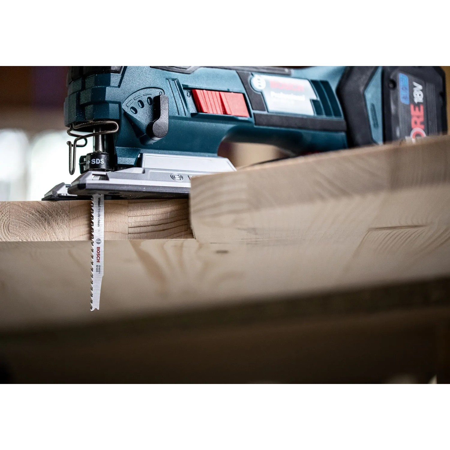Bosch Expert T308B Stichsägeblatt im Einsatz beim Holzsägen.