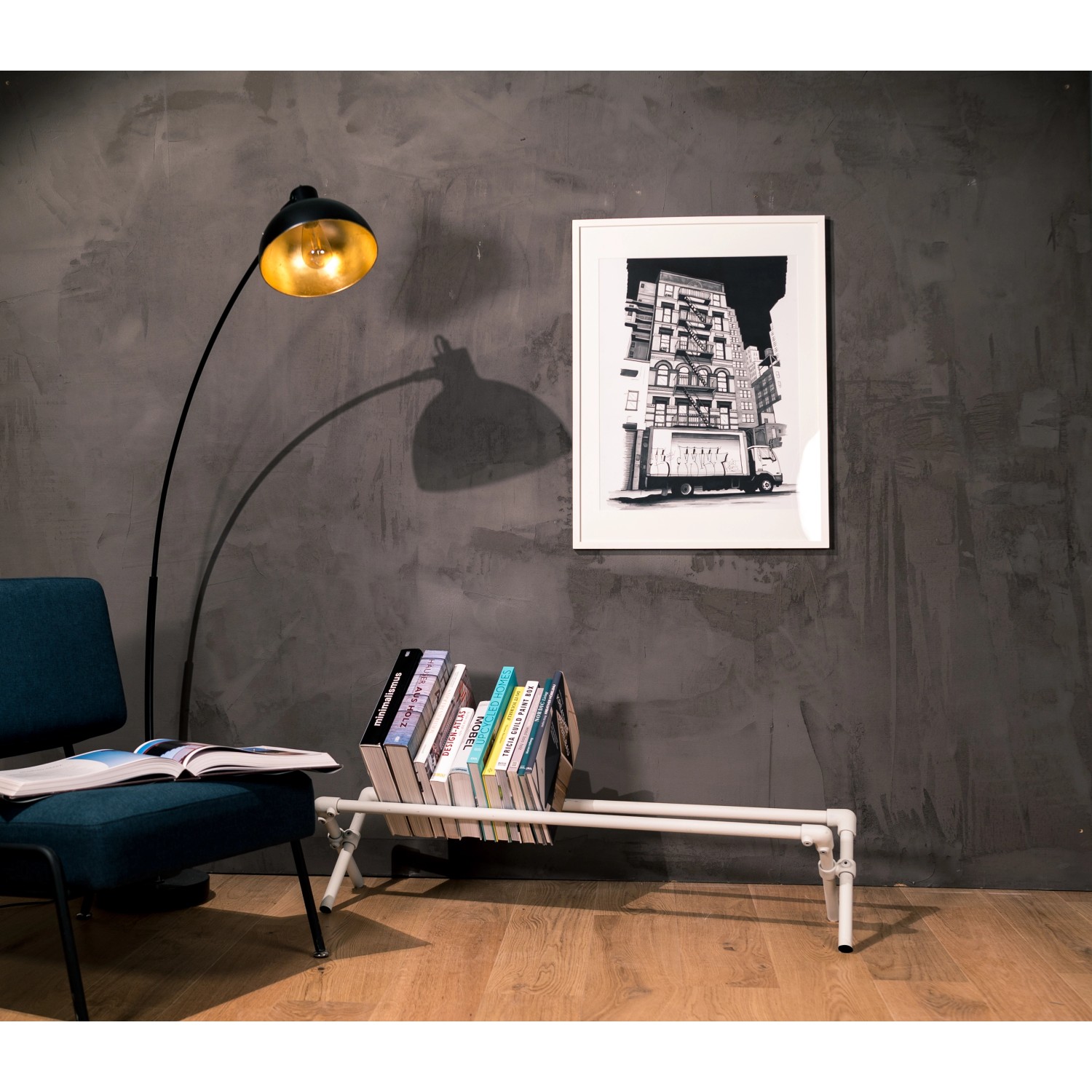 Silbernes Stahlrohr (200cm) als Bücherregal im Wohnraum. Möbelbau mit Rohren.