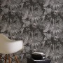 Grau-schwarze Vliestapete mit Dschungel- und Palmenmuster, matte Optik.