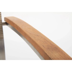 Detailansicht: Armlehne aus Teakholz und Edelstahlgestell des Acamp Auris Gartenstuhls.