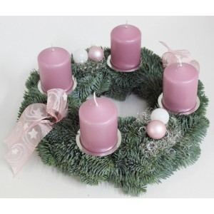 Adventskranz mit 4 altrosa Kerzen (Ø 30 cm), Tannengrün, Kugeln und Schleife.