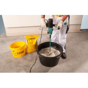 Anwendung von Multipor Fix X710 Leichtmörtel (20 kg) mit Rührgerät in Eimer.