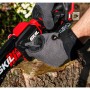 Skil Akku-Ästsäge 0512CA mit 15 cm Schwert beim Sägen eines Baumstamms.