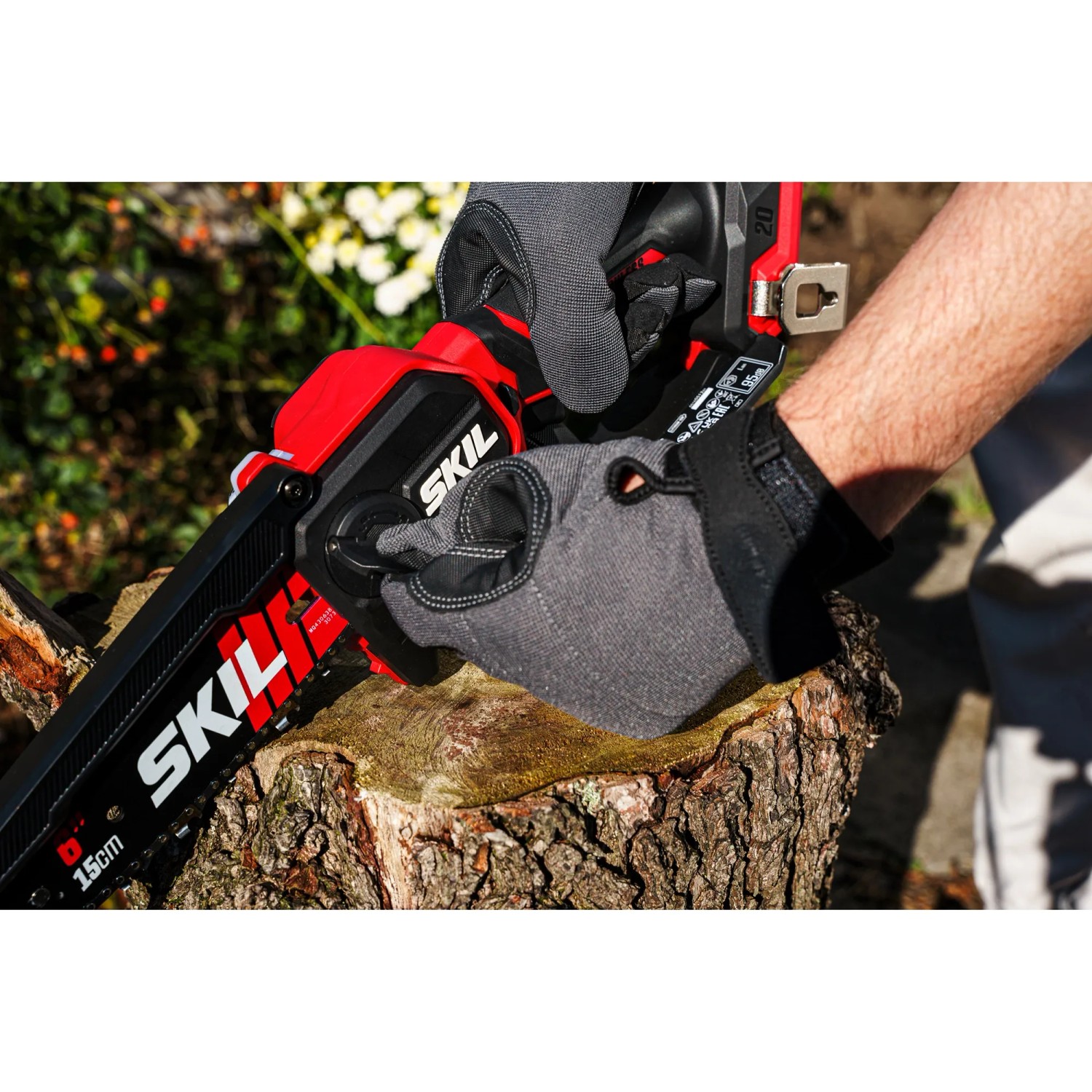 Skil Akku-Ästsäge 0512CA mit 15 cm Schwert beim Sägen eines Baumstamms.