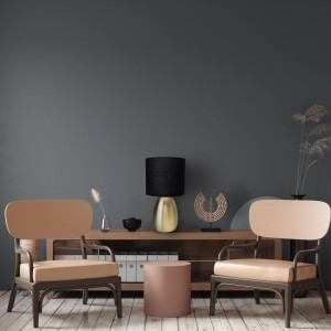 Näve Design-Tischleuchte Aurum, goldfarbener Fuß, schwarzer Schirm, 33 cm hoch.