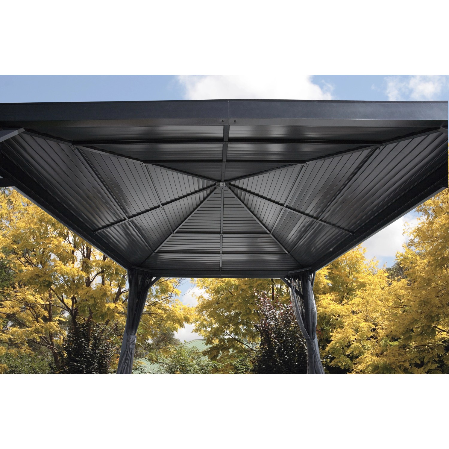 Innenansicht des anthrazitfarbenen Sojag South Beach Pavillons mit Metalldach.