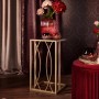 Eckiger Beistelltisch Blush Bordeaux, 54x30x30 cm, Goldgestell, mit Deko.