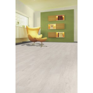 Heller Kaindl Laminatboden Eiche Brooklyn im Raum mit Sessel. Laminatboden in Holzoptik.