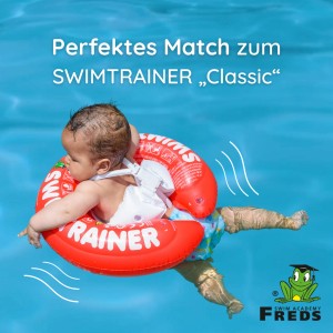 Baby mit roter Freds Swim Academy Schwimmhilfe im Wasser. Schwimmflügel für sicheren Badespaß.