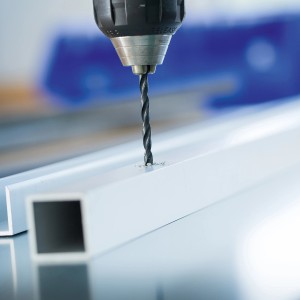 LUX Metallbohrer 15 mm bohrt in ein Metallprofil. Robuster Spiralbohrer für Buntmetalle.