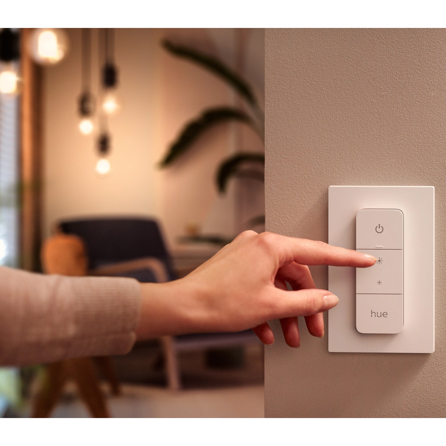 Hand bedient Philips Hue Dimmschalter für smarte Beleuchtung im Wohnraum.