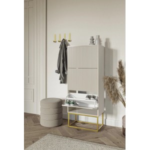 Selsey Veldio Schuhschrank greige, Rillenfront, goldfarbenes Gestell. Offenes Fach mit Schuhen im Flur.