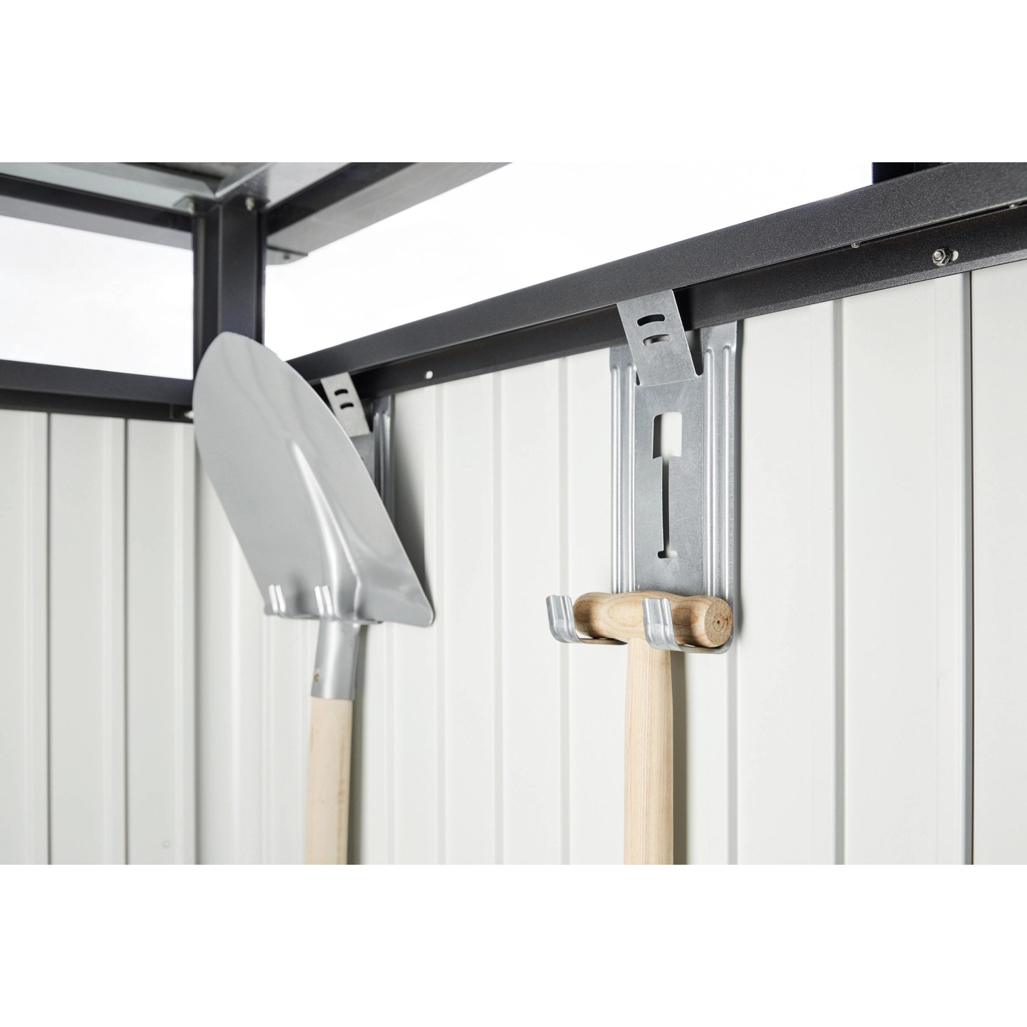 Innenansicht Biohort Gerätehaus mit Werkzeug an der Wandhalterung.