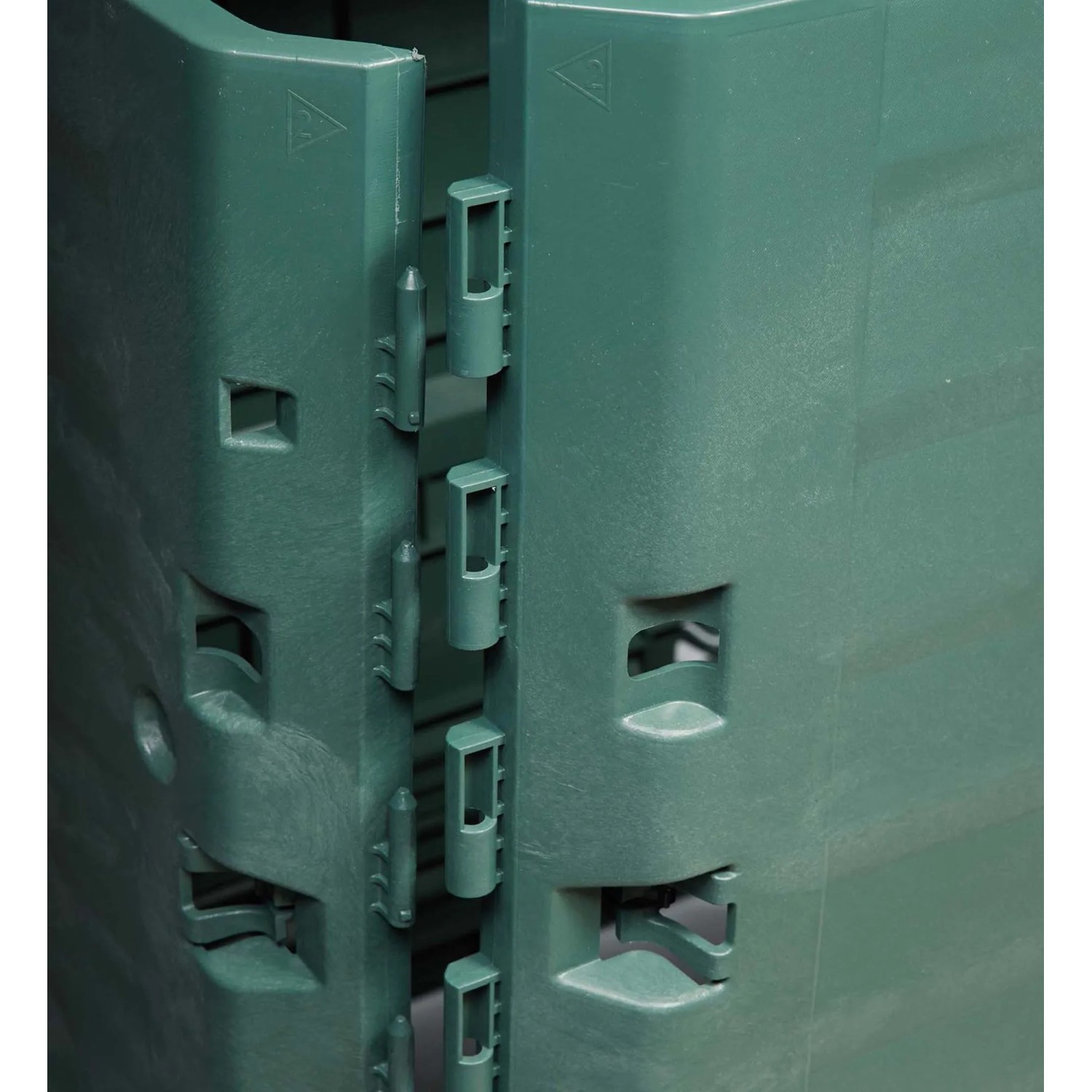Detailaufnahme des grünen Garantia Thermo-King Komposters (400 l) mit Stecksystem.