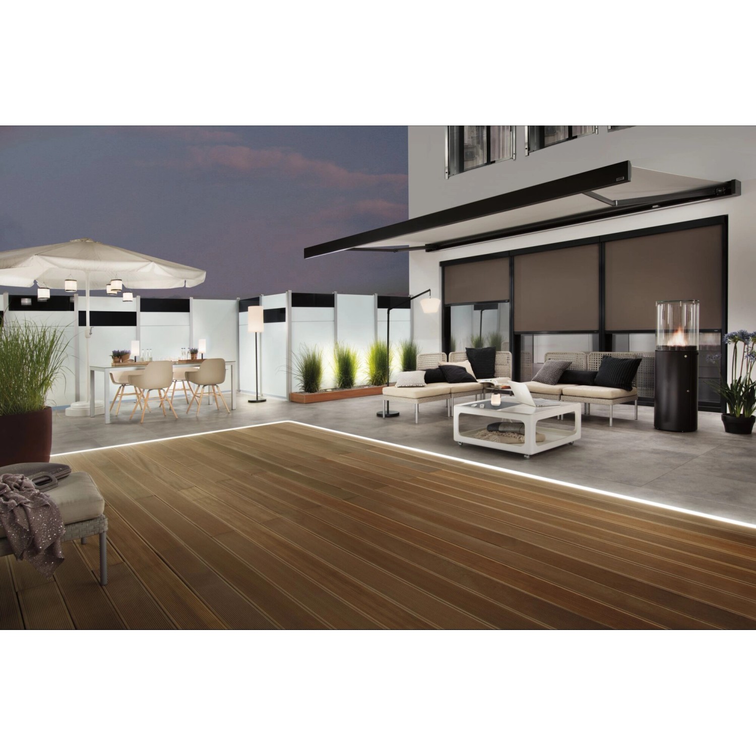 Paulmann LED-Stripe Plug & Shine Smooth, warmweiß, als Bodenbeleuchtung auf einer Terrasse.