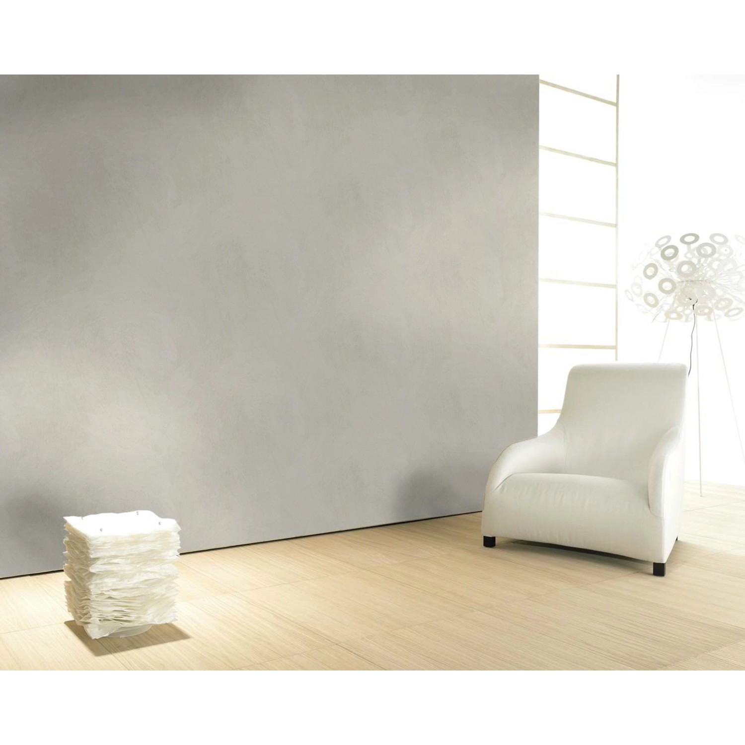 Colani Vliestapete Evolution in Grau mit feiner Linienstruktur an einer Wand im Wohnraum.