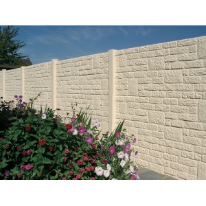Betonzaun in Hellelfenbein mit Acrylfarbe gestrichen, umgeben von Blumen.