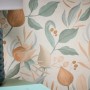 AS Creation Vliestapete mit Knospenmuster in Beige, Grün und Orange. Dekorative Tapete mit floralem Design.