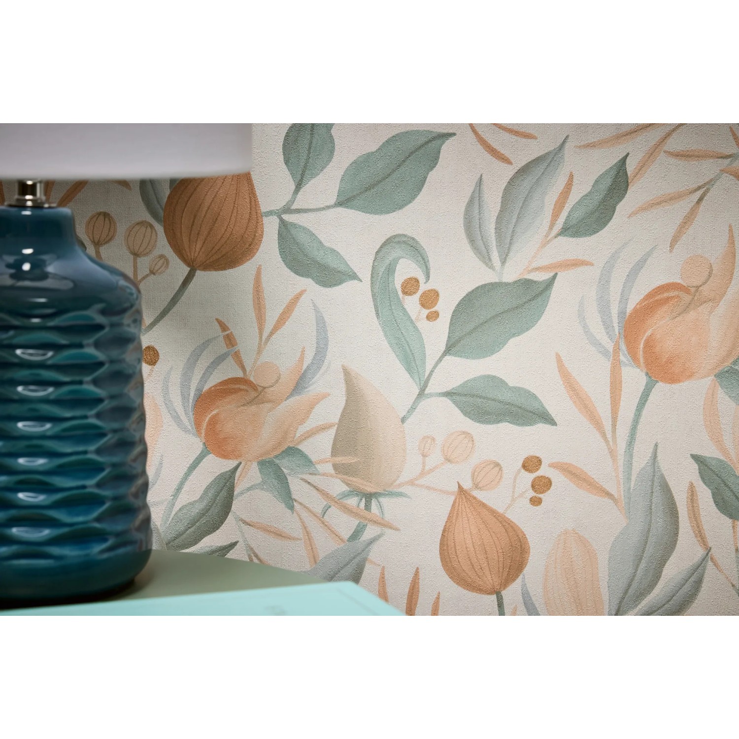 AS Creation Vliestapete mit Knospenmuster in Beige, Grün und Orange. Dekorative Tapete mit floralem Design.