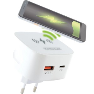 Weißer Schwaiger Ladeadapter mit Qi-Ladefläche, USB-C und USB-A. Lädt kabellos ein Smartphone. Kompaktes Handy-Zubehör.