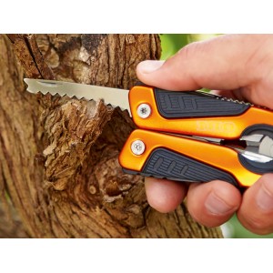 OBI Multitool 12-in-1 Zange mit Sägeblatt in Aktion, orangefarbener Griff.