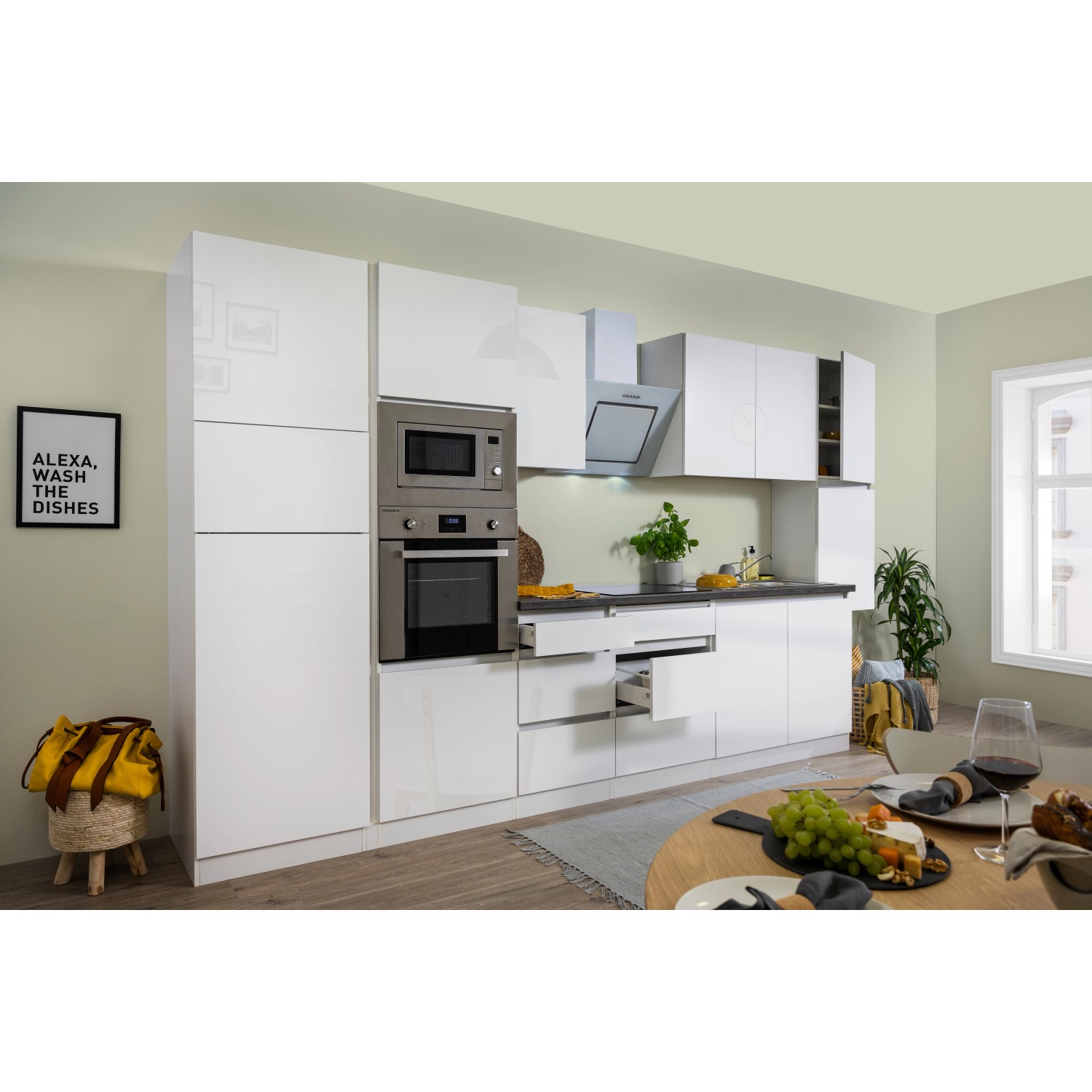 Moderne, grifflos weiße Hochglanz Einbauküche mit E-Geräten und viel Stauraum.