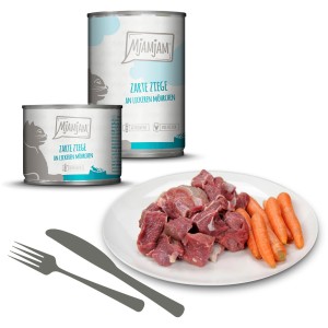 Mjamjam Katzen-Nassfutter Zarte Ziege mit Möhrchen, Dosen und Teller mit Ziegenfleisch und Möhren.