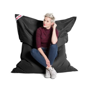 Schwarzer Sitting Point Sitzsack Big Bag Brava (300 l) mit sitzender Person.