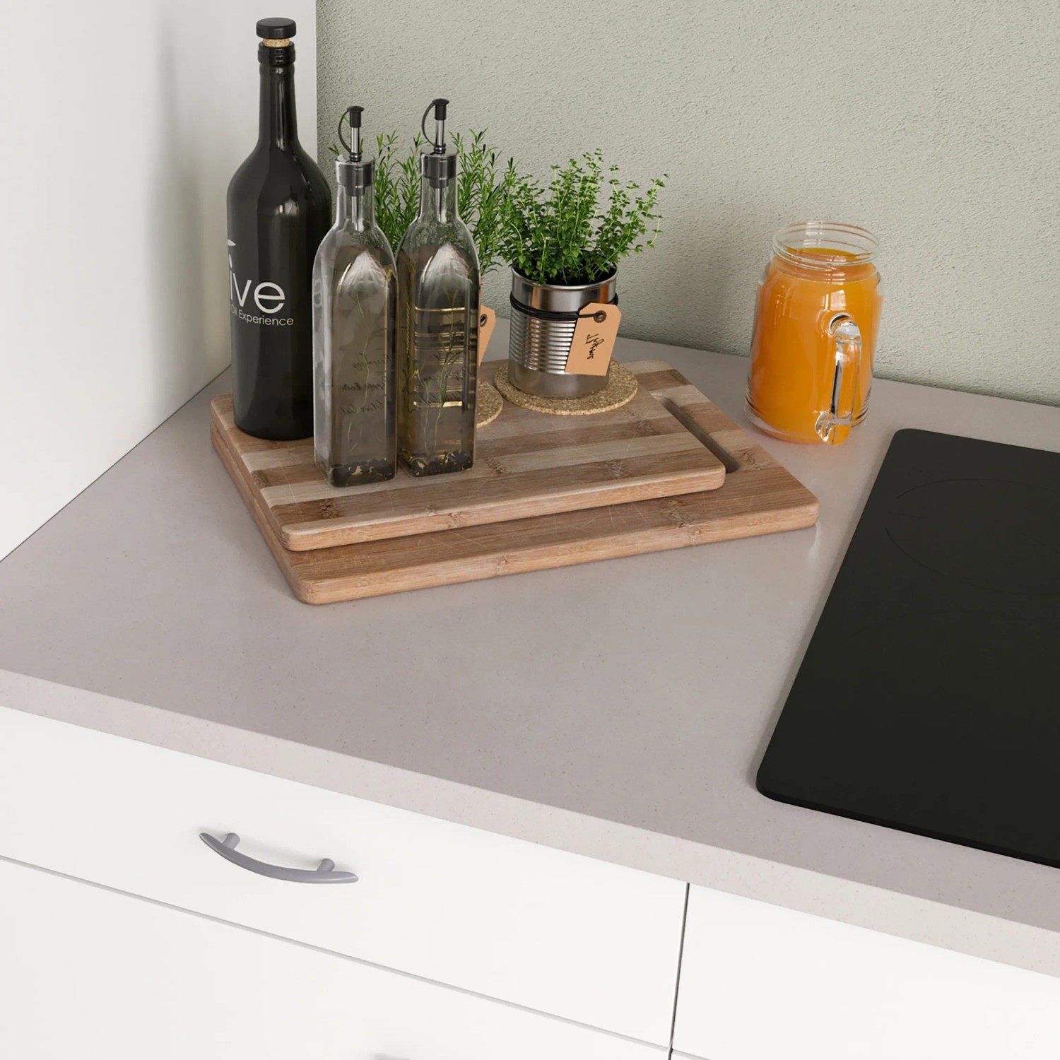 Detailaufnahme: Küchenzeile mit Deko-Elementen wie Schneidebrett, Ölflaschen, Kräutertopf und Saftglas.