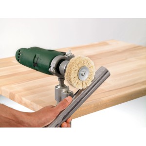 LUX Polier-Set, 6-teilig, im Einsatz mit Bohrmaschine zum Polieren eines Metallstücks.