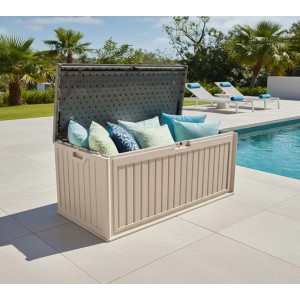 Creme Westmann Gartenbox Alba (128x64x63cm) mit geöffnetem Deckel und Kissen am Pool.