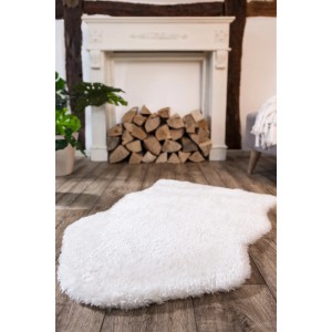 Weißer Teppich Lambskin (55x80 cm) als Fell-Nachbildung vor Kaminholz und Kamin