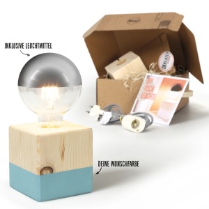 CREATE! by OBI DIY Tischleuchte Klein mit silberverspiegeltem Leuchtmittel und DIY-Box im Hintergrund.