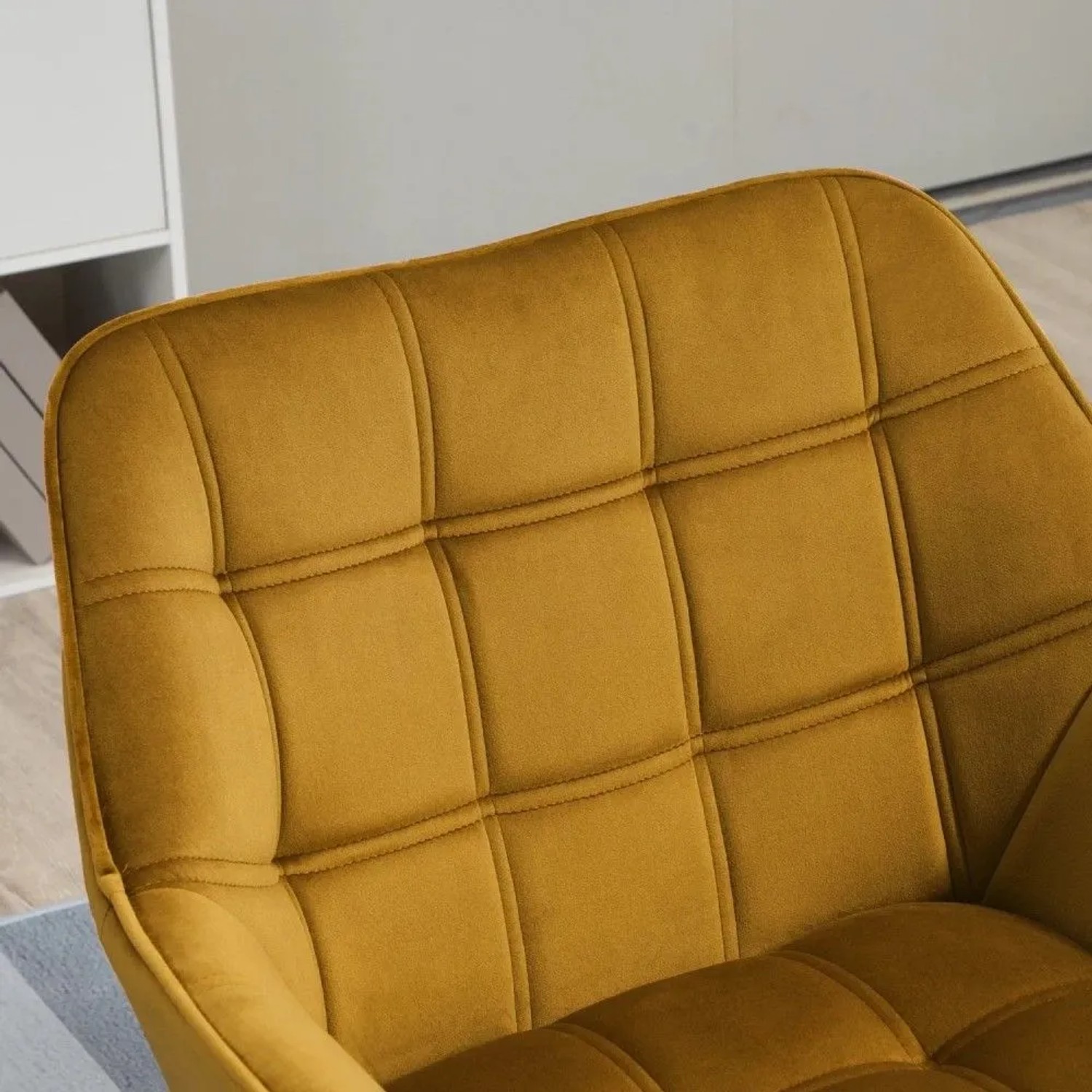 Gelber Loungesessel mit gesteppter Rückenlehne aus weichem Samt-Polyester. Skandinavisches Design.