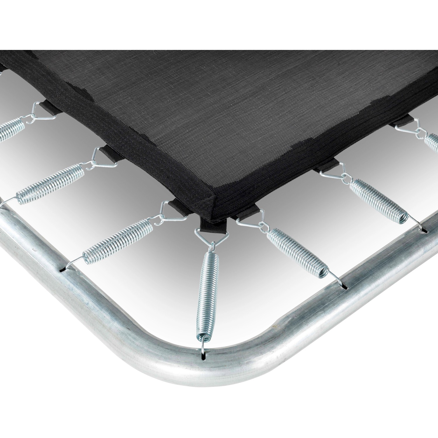 Detailaufnahme Bodentrampolin: Schwarze Sprungfläche, Federn und Rahmen des EXIT Silhouette Trampolins.