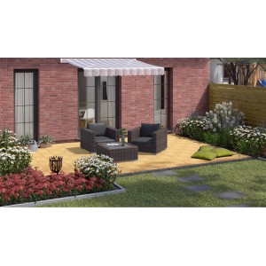 Terrasse mit Klickfliesen aus Lärche, Gartenmöbeln und Markise vor einer roten Backsteinwand.