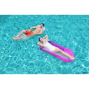 Zwei Personen entspannen auf einer Bestway Aqua-Lounge Wasserhängematte im Pool.