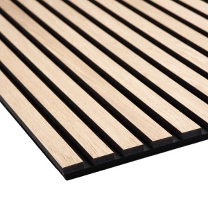 Akustikpaneel Eiche/Schwarz: MDF-Leisten auf schwarzem Filz, 60x300 cm, zur Wand- und Deckenverkleidung.