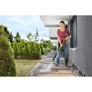 Frau reinigt Terrasse mit Kärcher K 5 Premium Power Control Hochdruckreiniger.