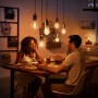 Szene mit mehreren Philips Hue Filament Globe Lampen über Esstisch, warmes Licht.