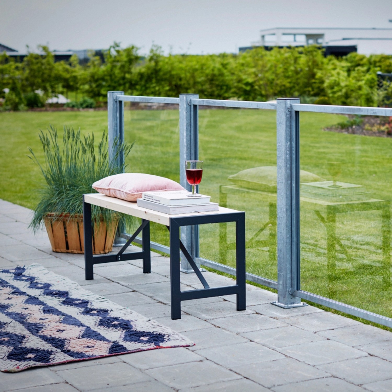 Feuerverzinkter Stahl Zaunpfosten, 8x8x96 cm, zur Montage auf Betonfundament.