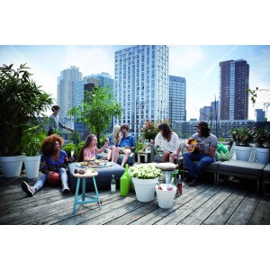 Szene mit Elho Blumentöpfen Loft in Weiß auf einer Dachterrasse mit Menschen.