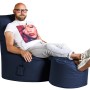 Jeansblauer Sitting Point Sessel Swing mit Fußhocker und Mann, ideal zum Relaxen.