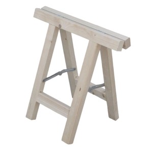 Zusammengeklappter, unbehandelter Fichte Klappbock 50x50 cm mit Latte, ideal als Arbeitsbock oder Dekoelement.